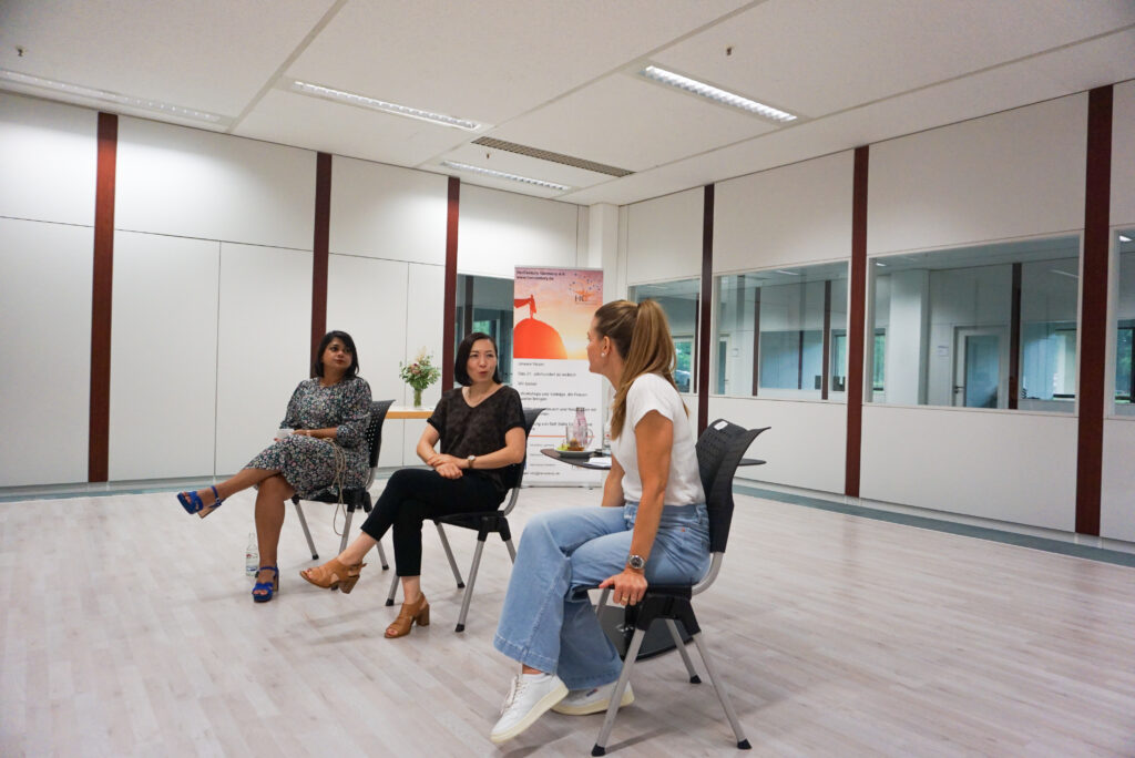 Die Gründerin Saia und zwei weitere Podiumsteilnehmerinnen im Gespräch während der Veranstaltung "Mindset Makeover" in Paderborn.