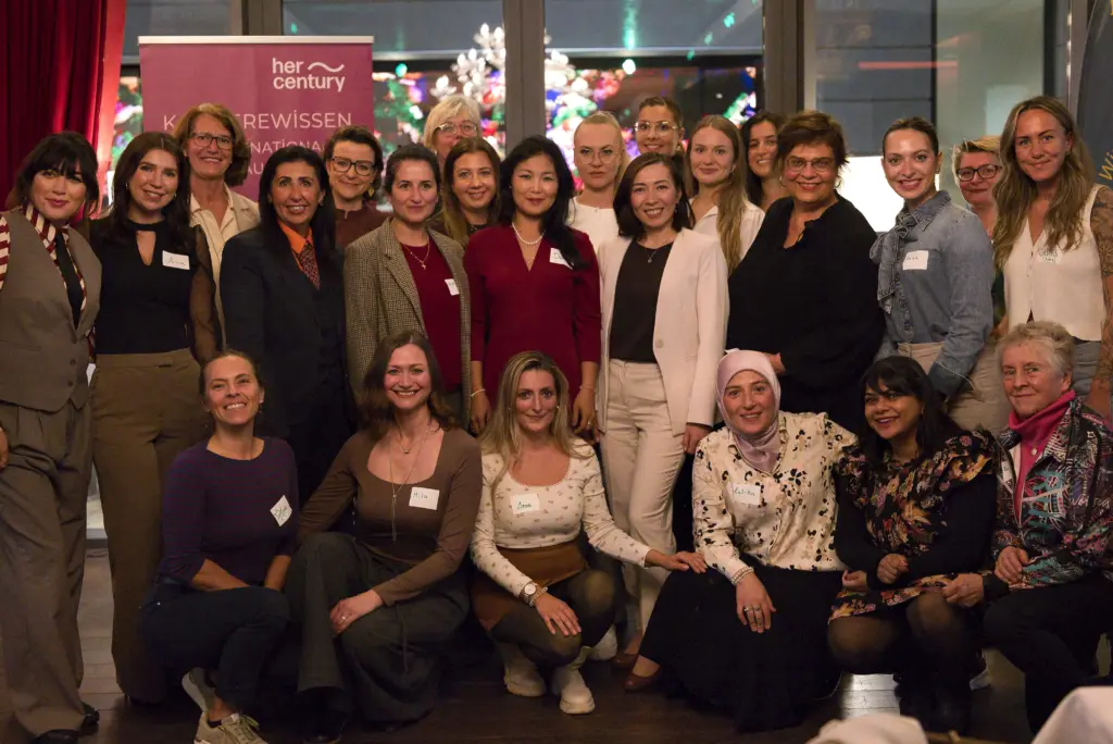 Gruppenfoto von Teilnehmerinnen des HerCentury-Events – Unternehmerinnen und Berufsfrauen beim gemeinsamen Netzwerken.
